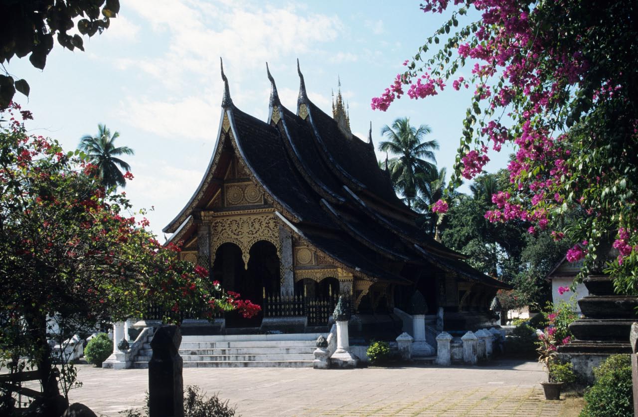 Luang Prabang possède encore de nombreuses pagodes richement décorées
